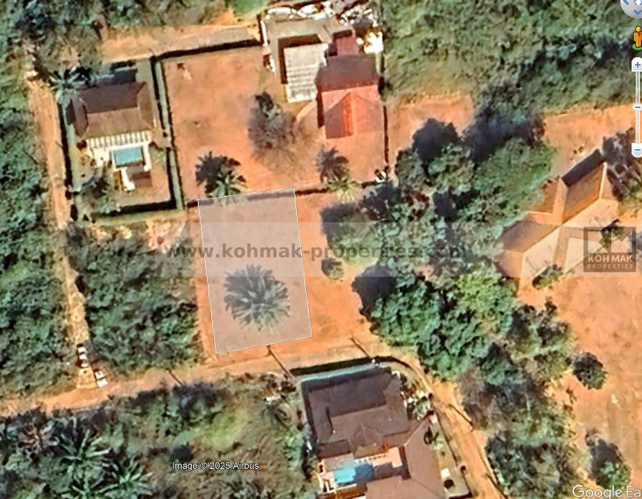 Nice small plot (604 sqm) in residential area close to shops and restaurants